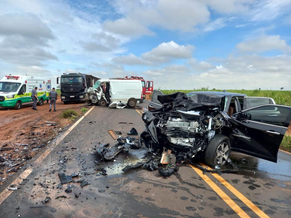 Foto 6 de 12 — Colisão Frontal: grave acidente deixa três feridos em vicinal de Matão
